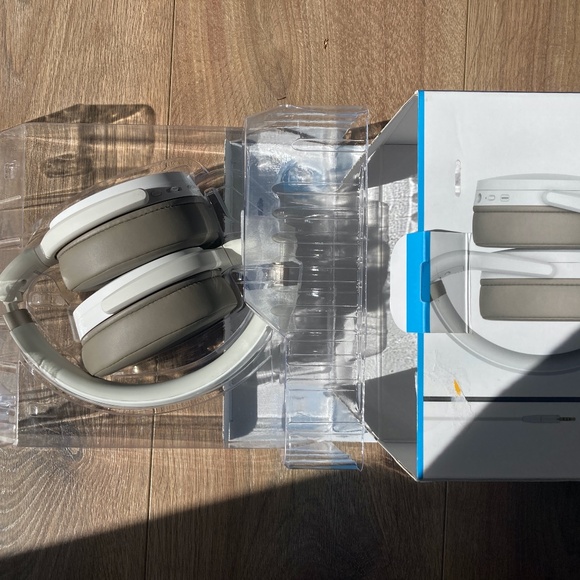 NWT Sennheiser HD 450BT Headphones | Wireless Bluetooth (BT) + Noise Cancelling - Picture 4 of 9
